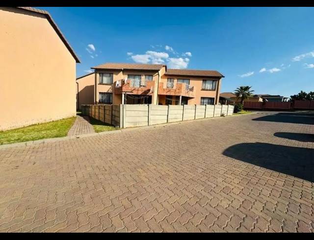 2 BEDROOM TOWNHOUSE FOR SALE IN MONDEOR